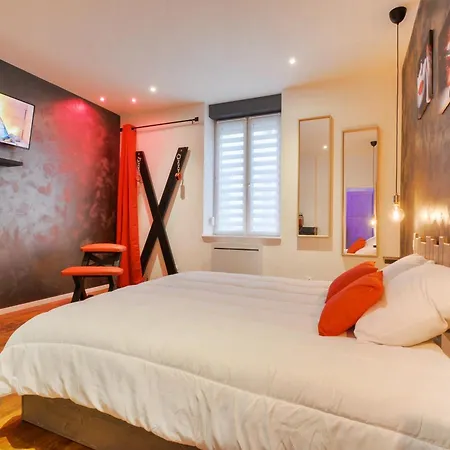 Апартаменты Sous Le Charme De Charles Sauna & Jacuzzi Нанси